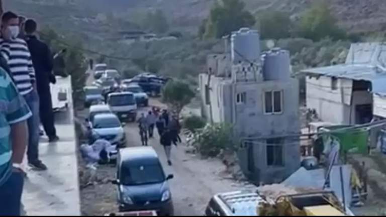 بالفيديو: توتر في بلدة عربصاليم مع قوى الأمن بسبب إزالة خيمة لإحدى مزارع الأبقار، ما يؤدي الى تلف كمية كبيرة من الأعلاف تقدر قيمتها بعشرات الاف الدولارات&nbsp;